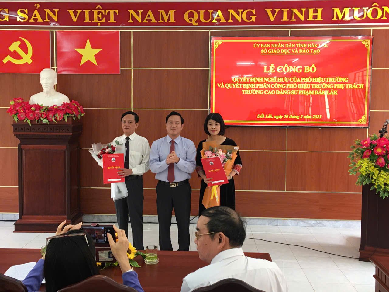 Công bố Quyết định nghỉ hưu và phân công Phó hiệu trưởng phụ trách trường